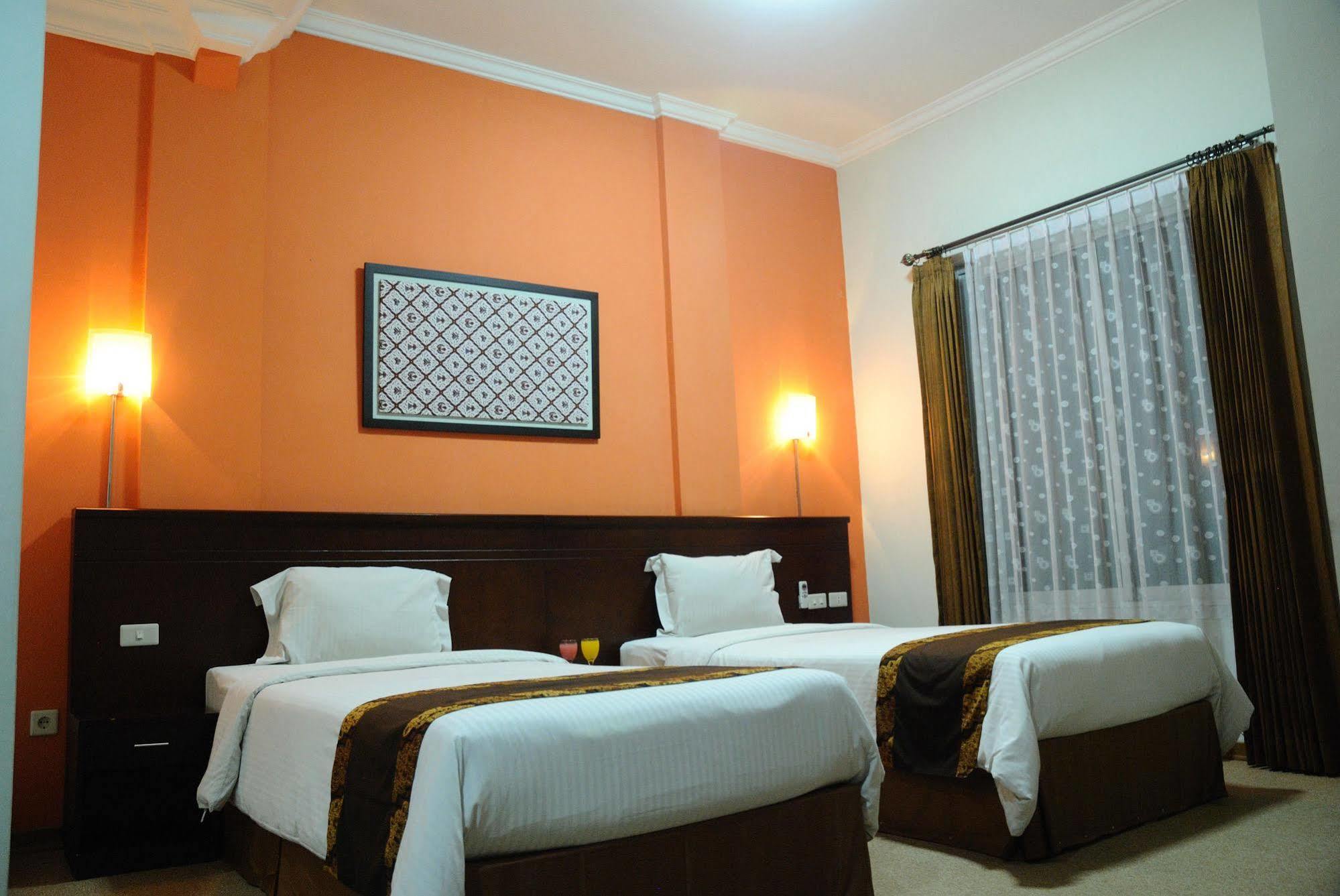 Hotel Aryuka Kejayan Exterior photo